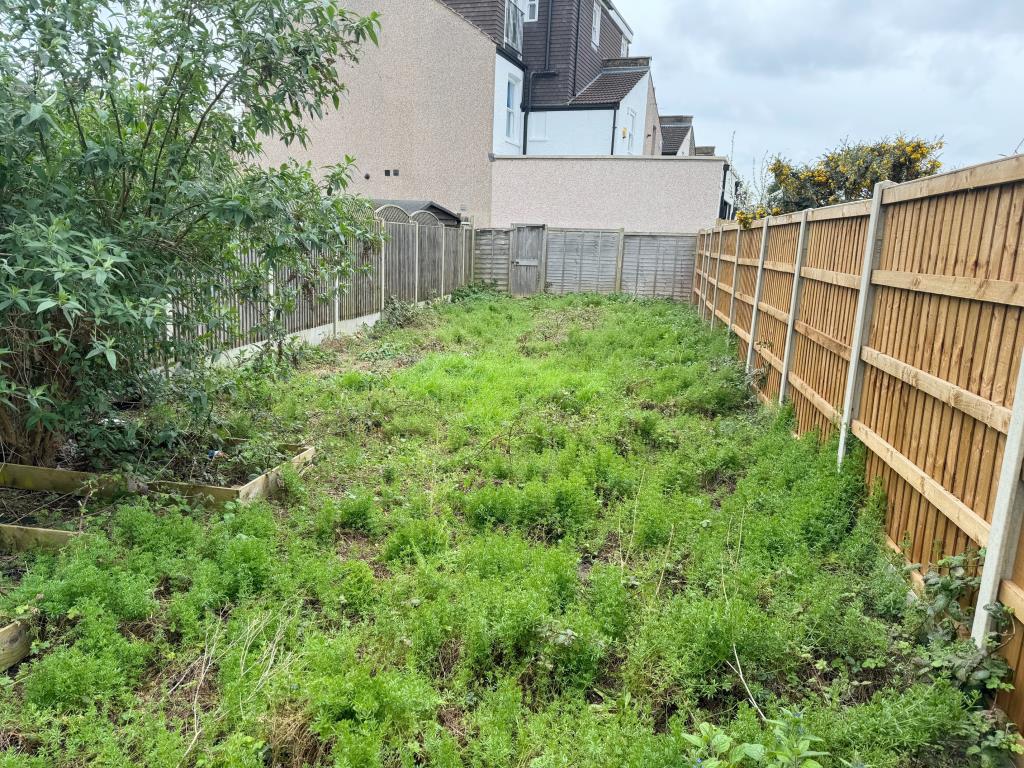 Lot: 135 - TERRACE HOUSE FOR TOTAL REFURBISHMENT - Rear garden